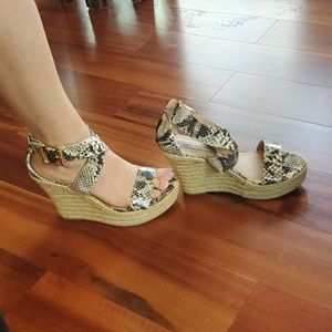 Steve Madden wedge snake print size 8